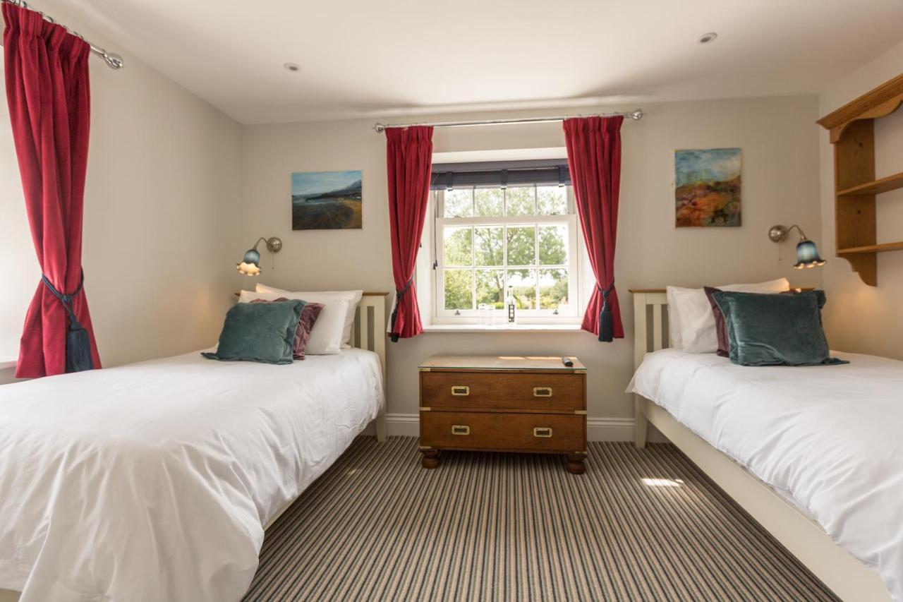 The Dog & Gun Inn Netheravon Extérieur photo