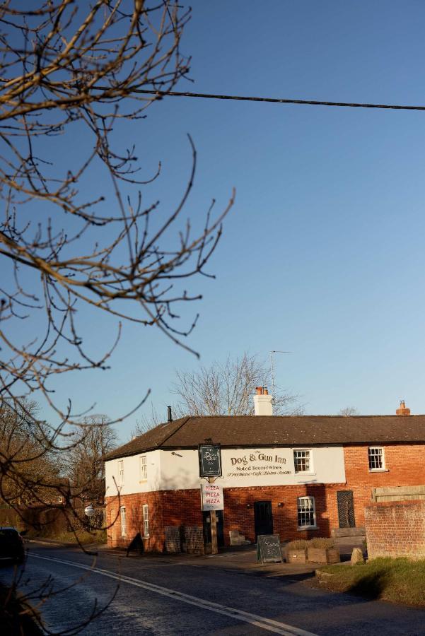 The Dog & Gun Inn Netheravon Extérieur photo