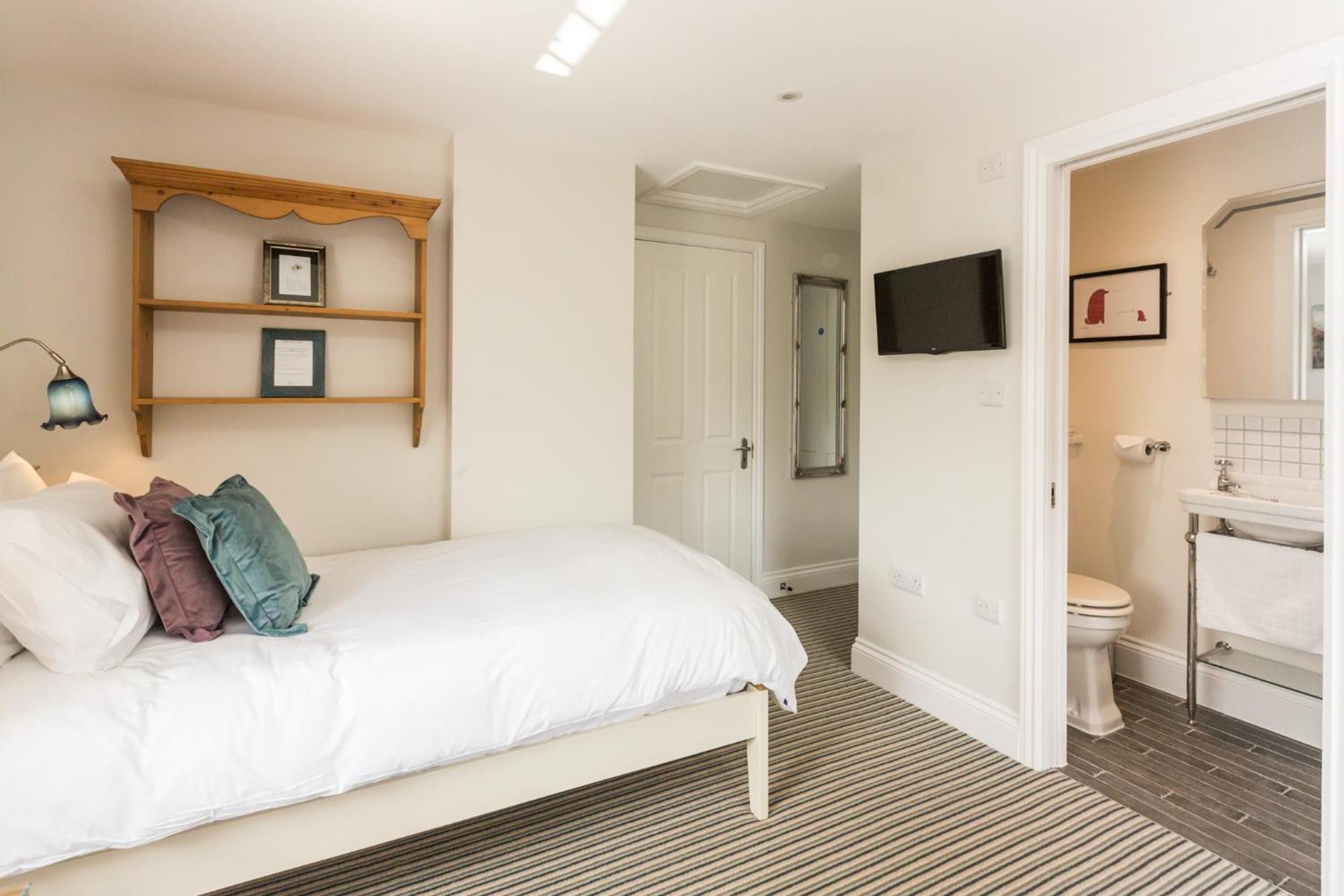 The Dog & Gun Inn Netheravon Chambre photo